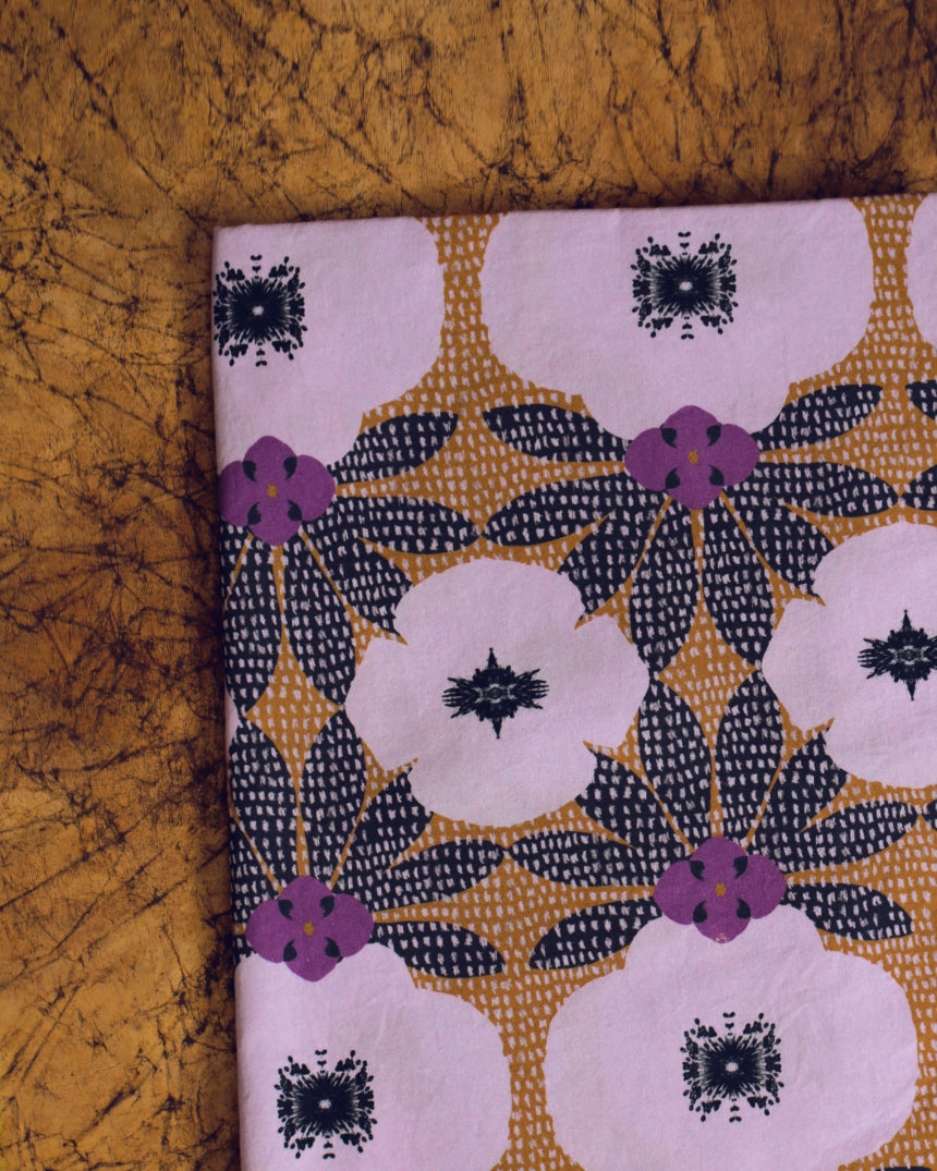 Popeline de coton bio « Orso » – motif floral graphique années 70