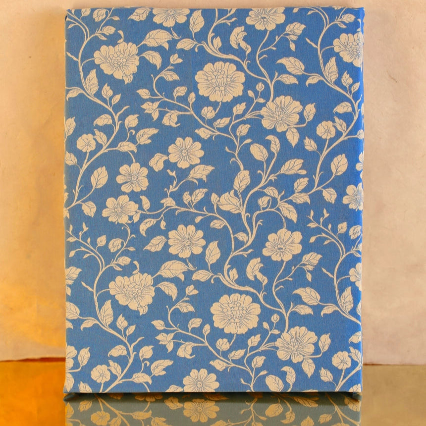 Popeline fine coton bio bleue à fleurs Emma, Atelier-53