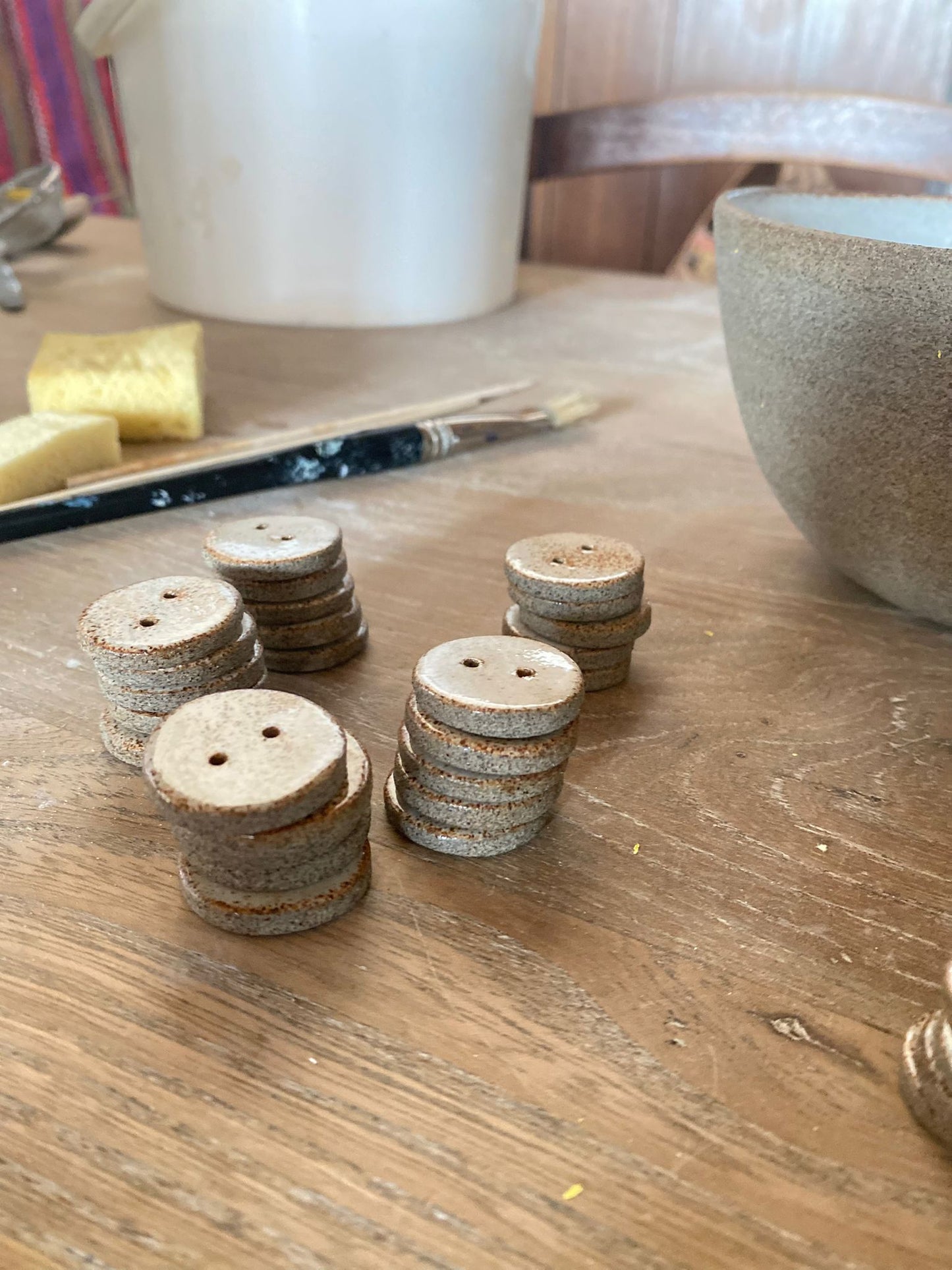 Bouton en céramique, terre grise émail blanc ou brute, Aline Michel Ceramics
