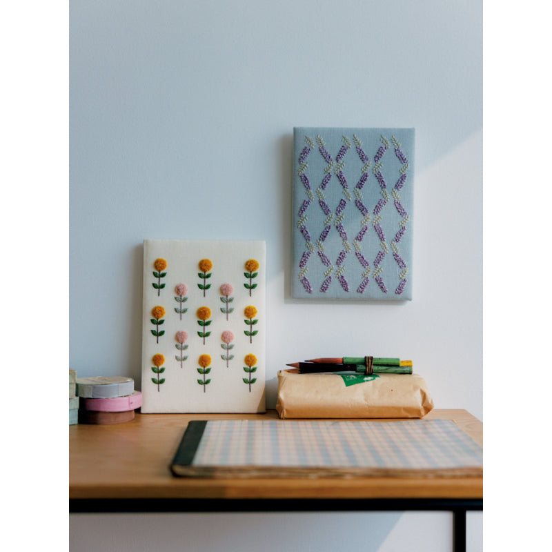Samplers de fleurs brodées présentés dans le livre Broderie nature