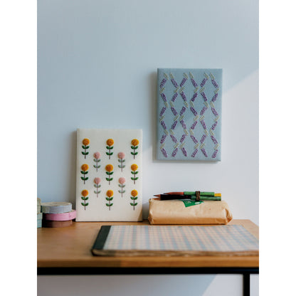 Samplers de fleurs brodées présentés dans le livre Broderie nature