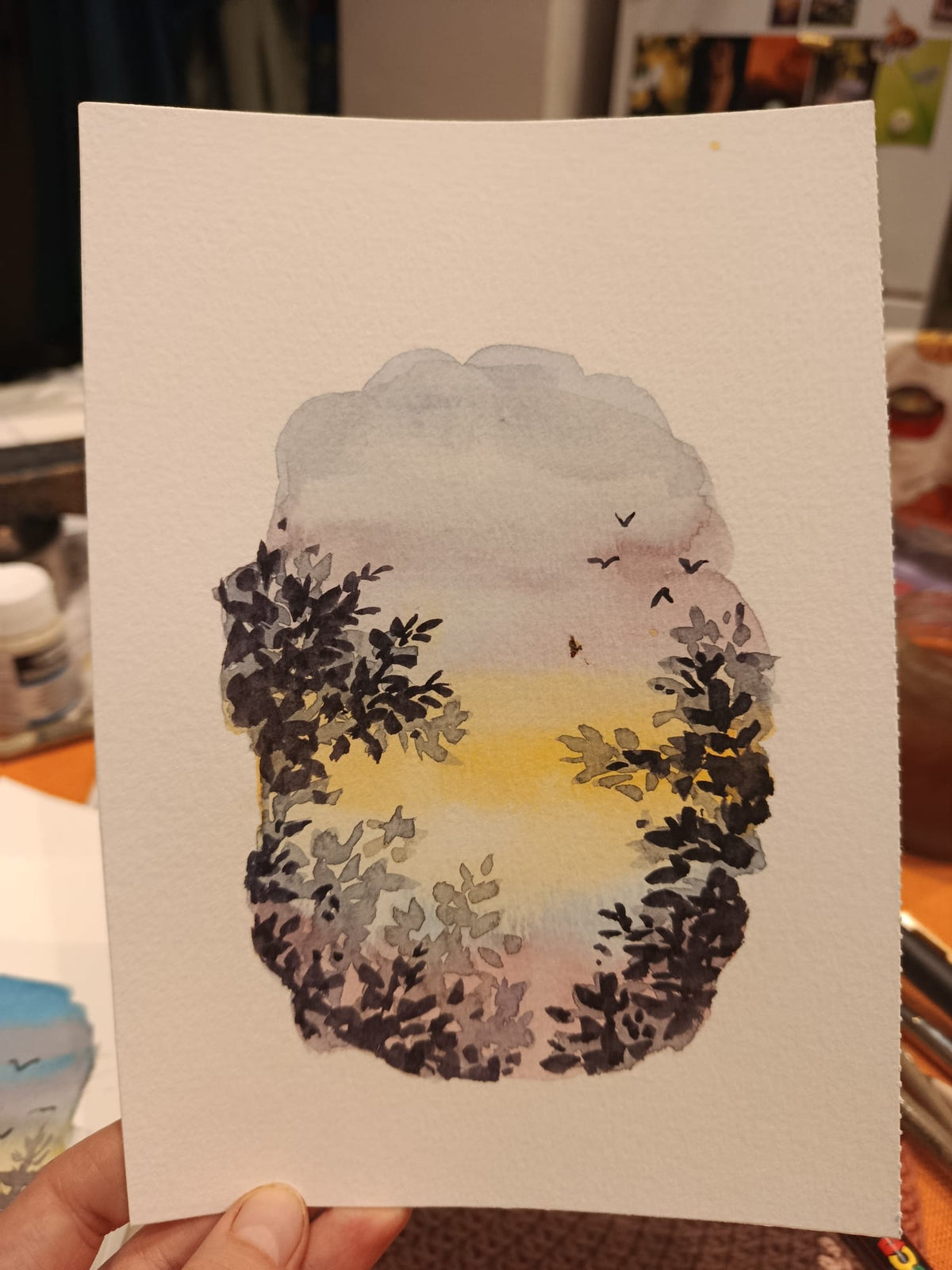 Coucher de soleil à l'aquarelle avec feuillages et oiseaux en silhouette