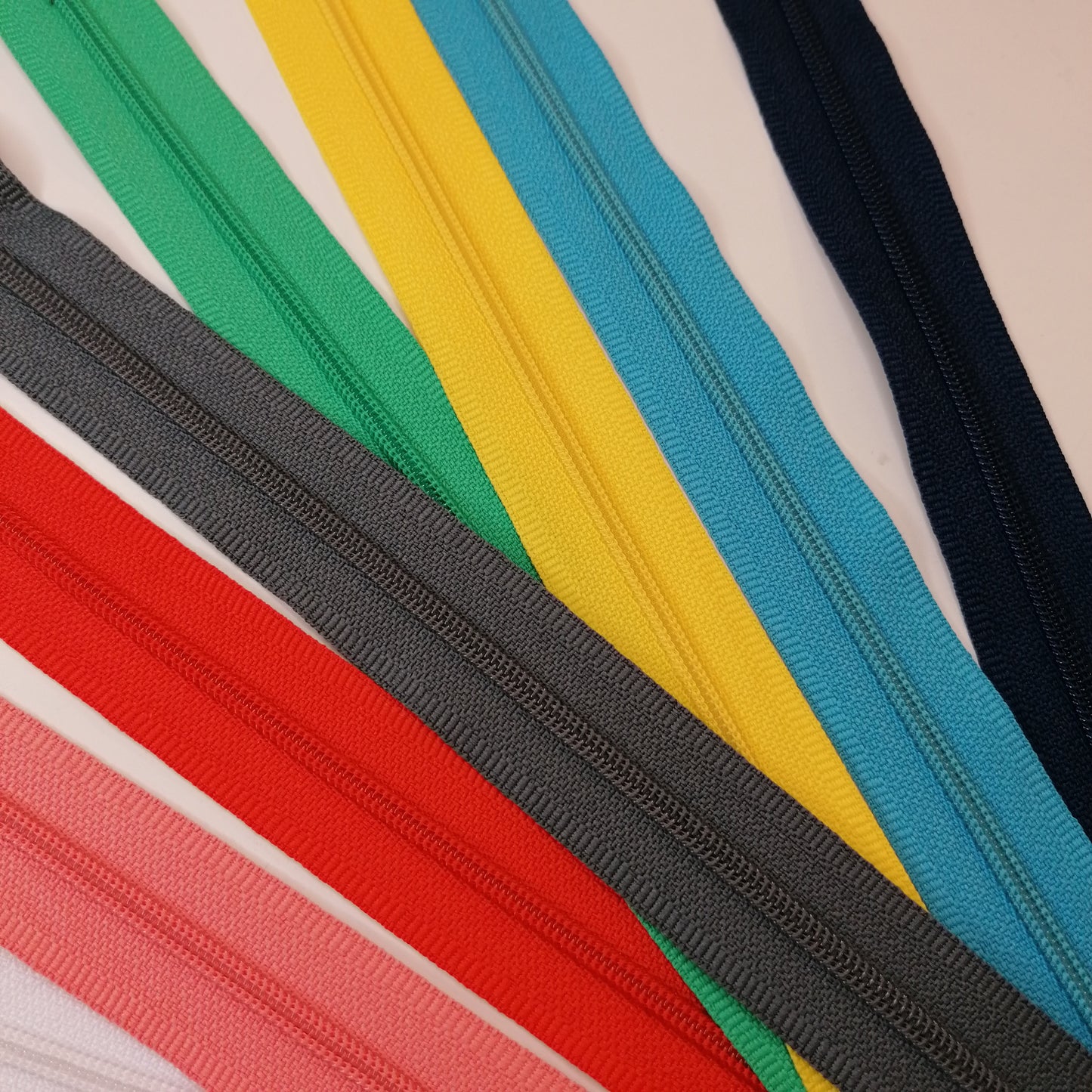 Fermeture éclair / tirette visible non séparable en polyester recyclé, 20 cm / 9 coloris