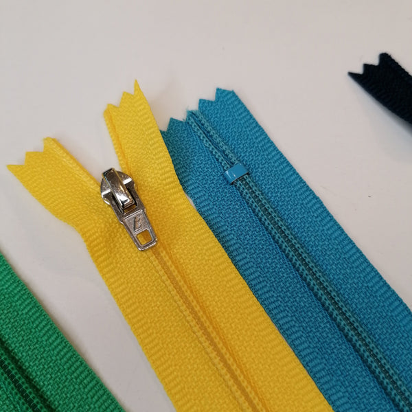 Fermeture éclair / tirette visible non séparable en polyester recyclé, 60 cm / 9 coloris