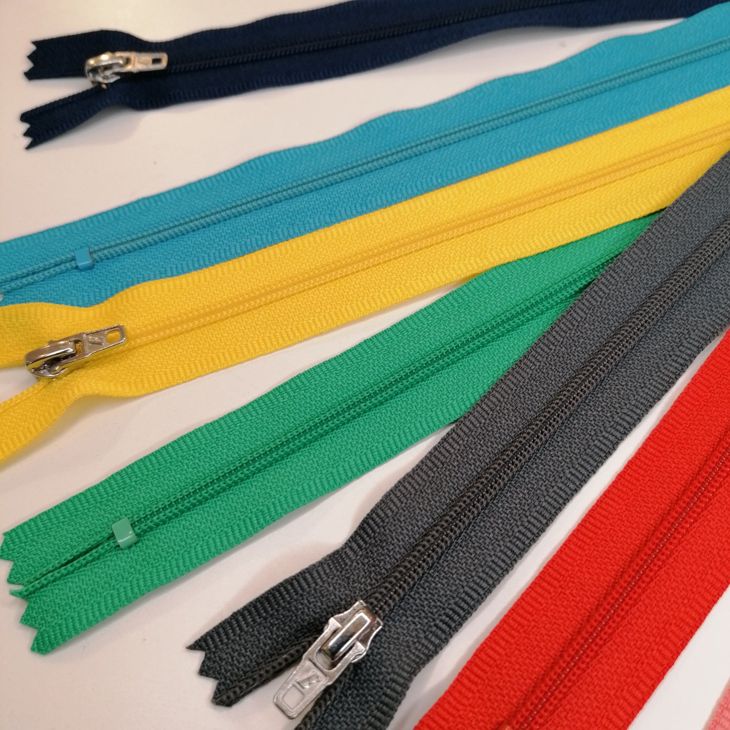 Fermeture éclair / tirette visible non séparable en polyester recyclé, 20 cm / 9 coloris