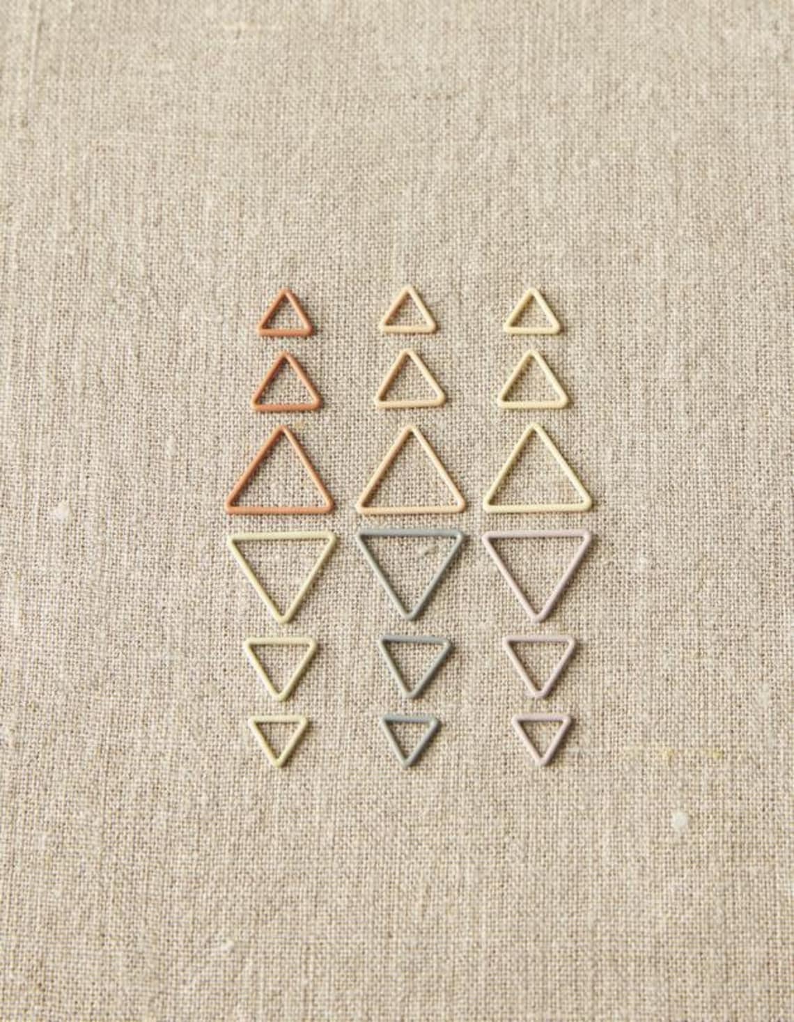 Marqueurs en métal « triangles », mélange « terre » | CocoKnits